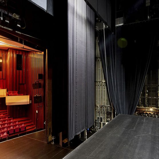Backstage-Bereich der Bühne im Theatersaal der Stadthalle Mülheim