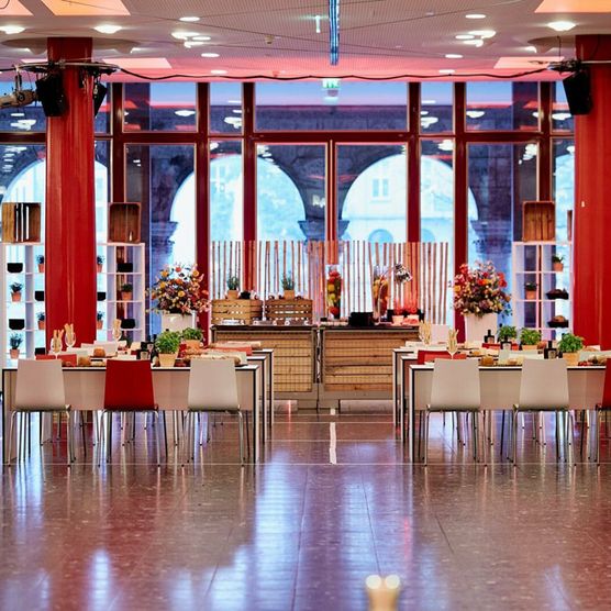Helle Bestuhlung für einen Lunch im Ruhrfoyer der Stadthalle Mülheim