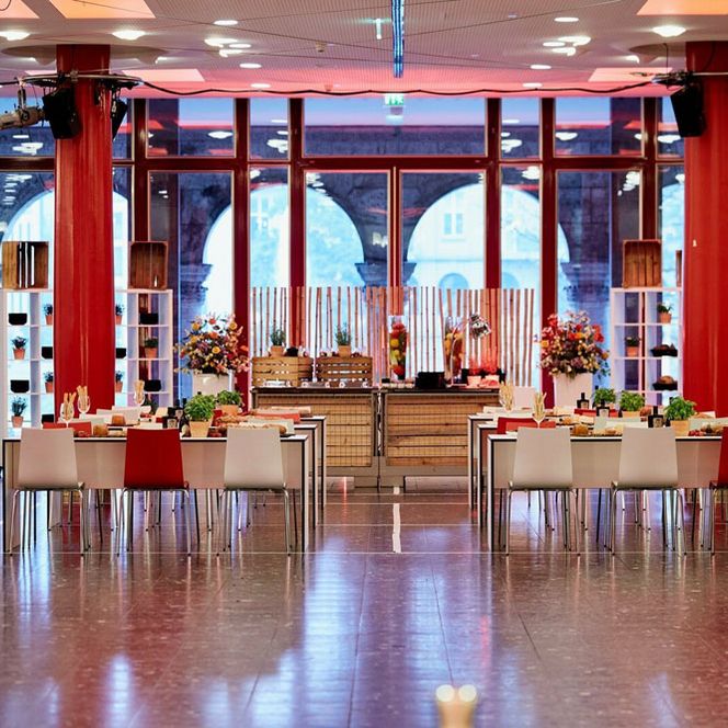 Helle Bestuhlung für einen Lunch im Ruhrfoyer der Stadthalle Mülheim