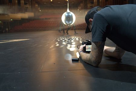 Andy Brings bei Videoaufnahmen auf der Bühne im Theatersaal der Stadthalle Mülheim