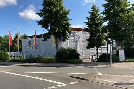 Gerüst im Sommer am Haupteingang der Stadthalle Mülheim