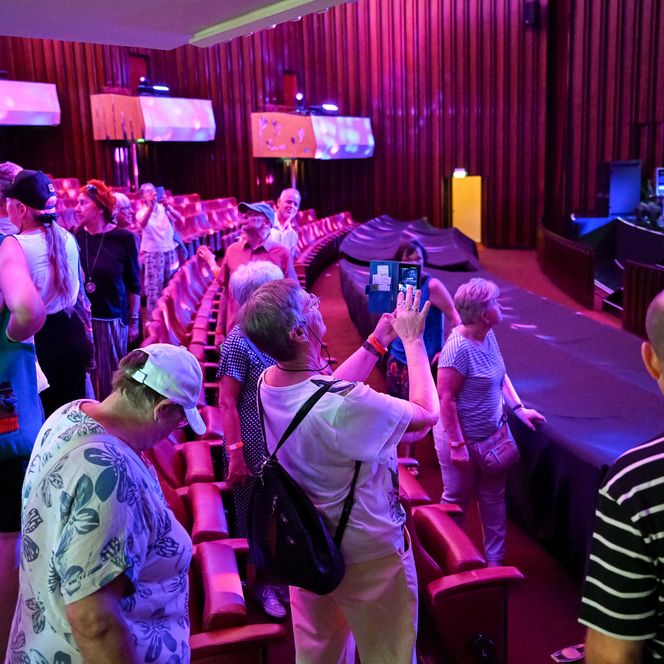 Großes Interesse bei den Führungen durch die Stadthalle Mülheim, hier im Theatersaal.