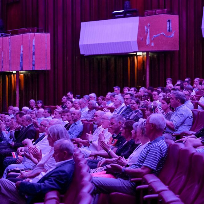 Das geladene Publikum zum Festakt 100 Jahre Stadthalle Mülheim.