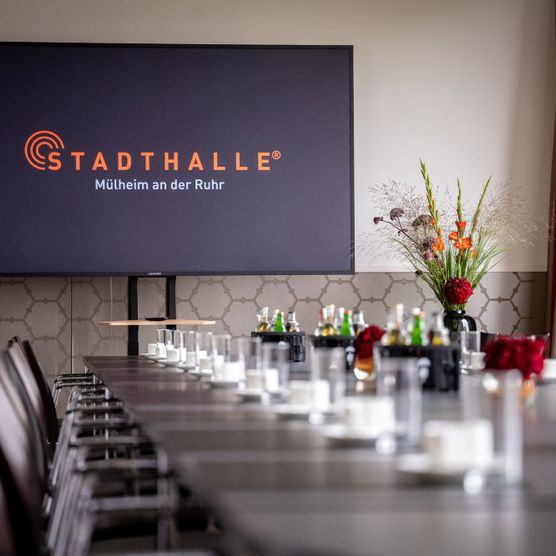 Bildschirm für eine Tagung im Konferenzraum der Stadthalle Mülheim