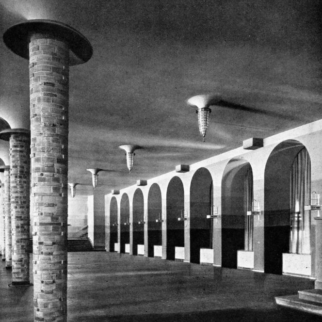 Historisches Foto von der Garderobenhalle und dem Versammlungsraum der Stadthalle Mülheim an der Ruhr